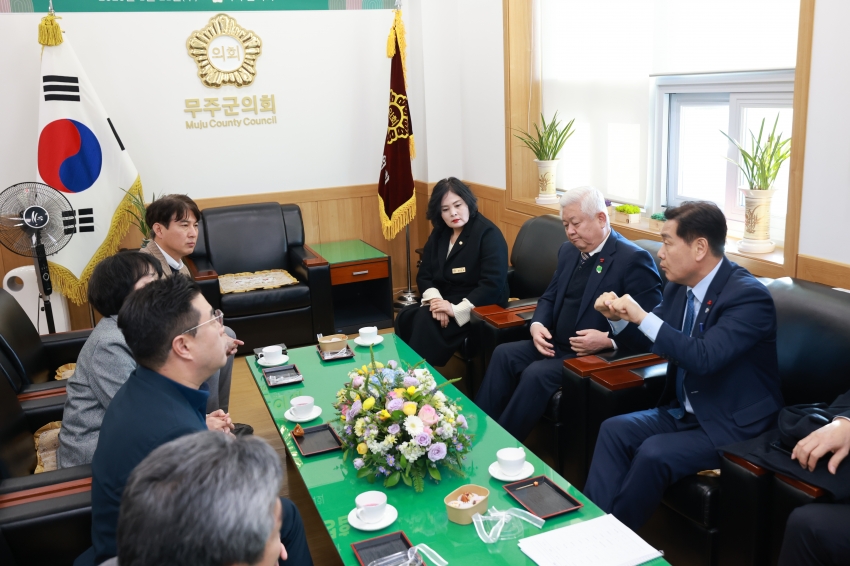 김관영 전북특별자치도 지사 무주군의회 방문